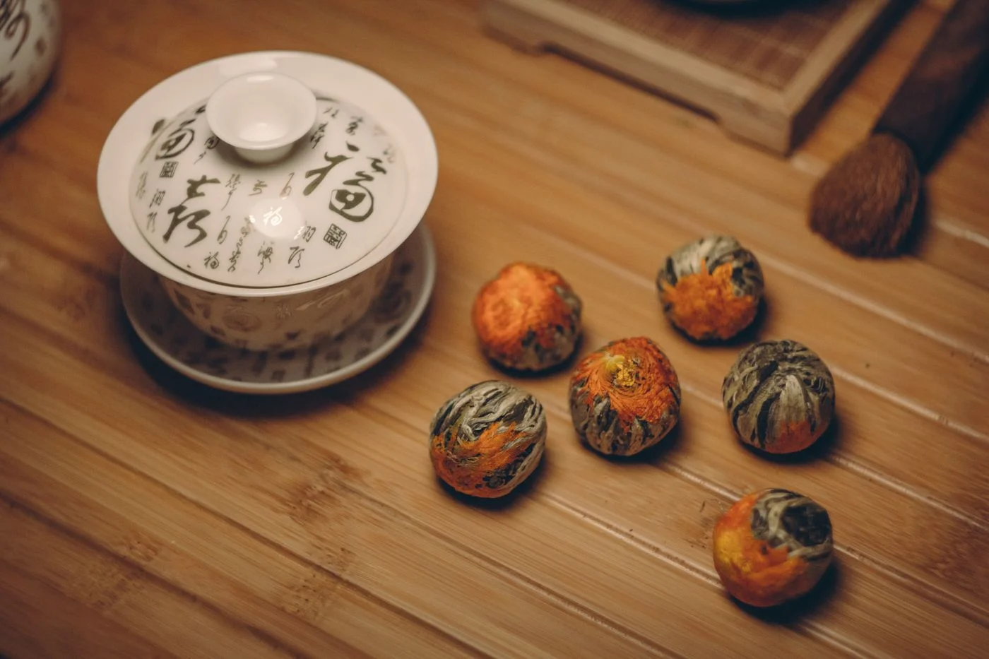 竹製茶盤上的中國茶具與球狀茶葉,展現鐵觀音沖泡意境 | A Chinese tea set with ball-shaped tea leaves on a bamboo tray, evoking tieguanyin brewing