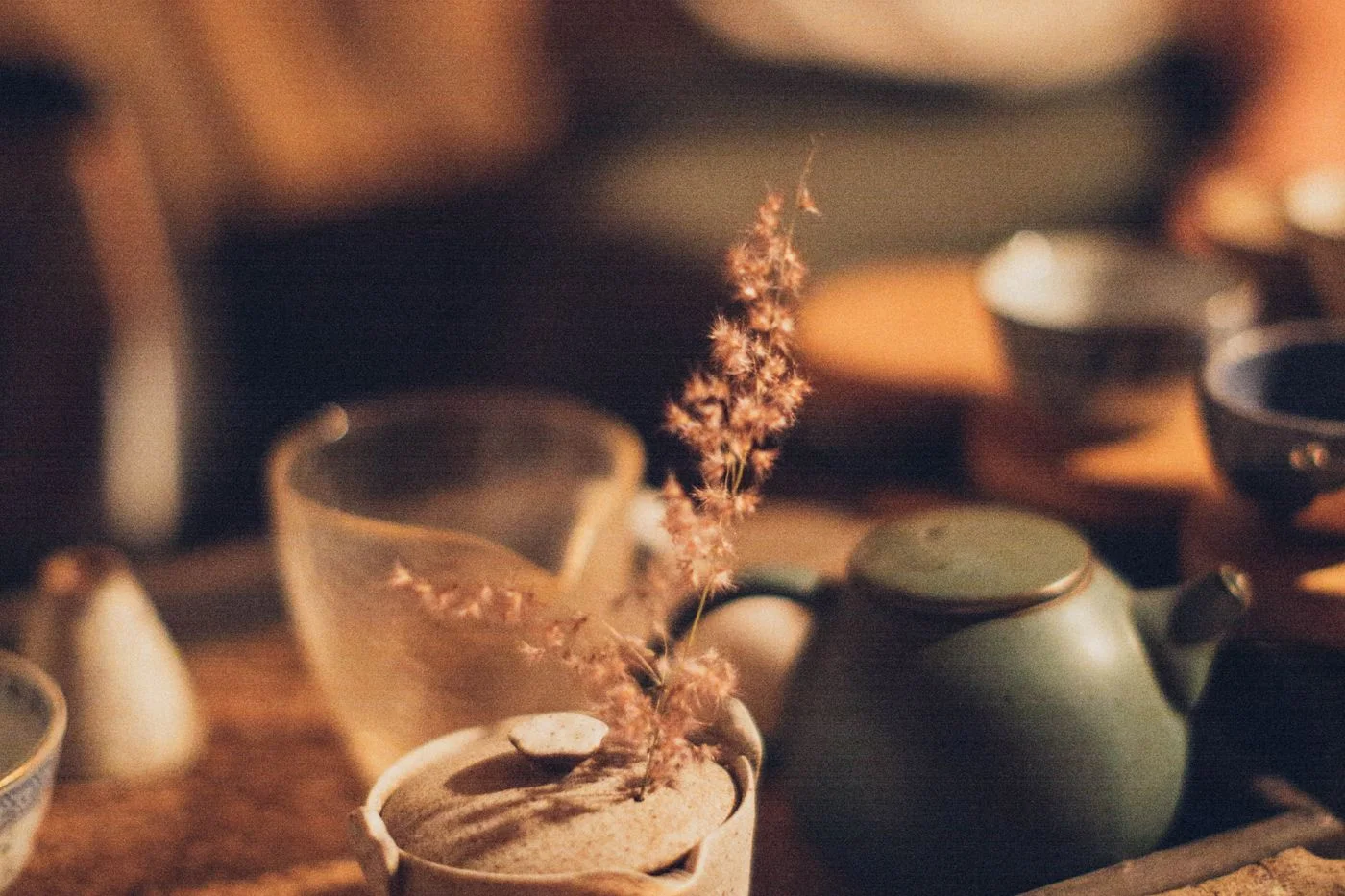 燭光茶具設置,呼應茶會寧靜氛圍 | Candlelit traditional tea set, echoing the tranquil ambiance of tea gatherings