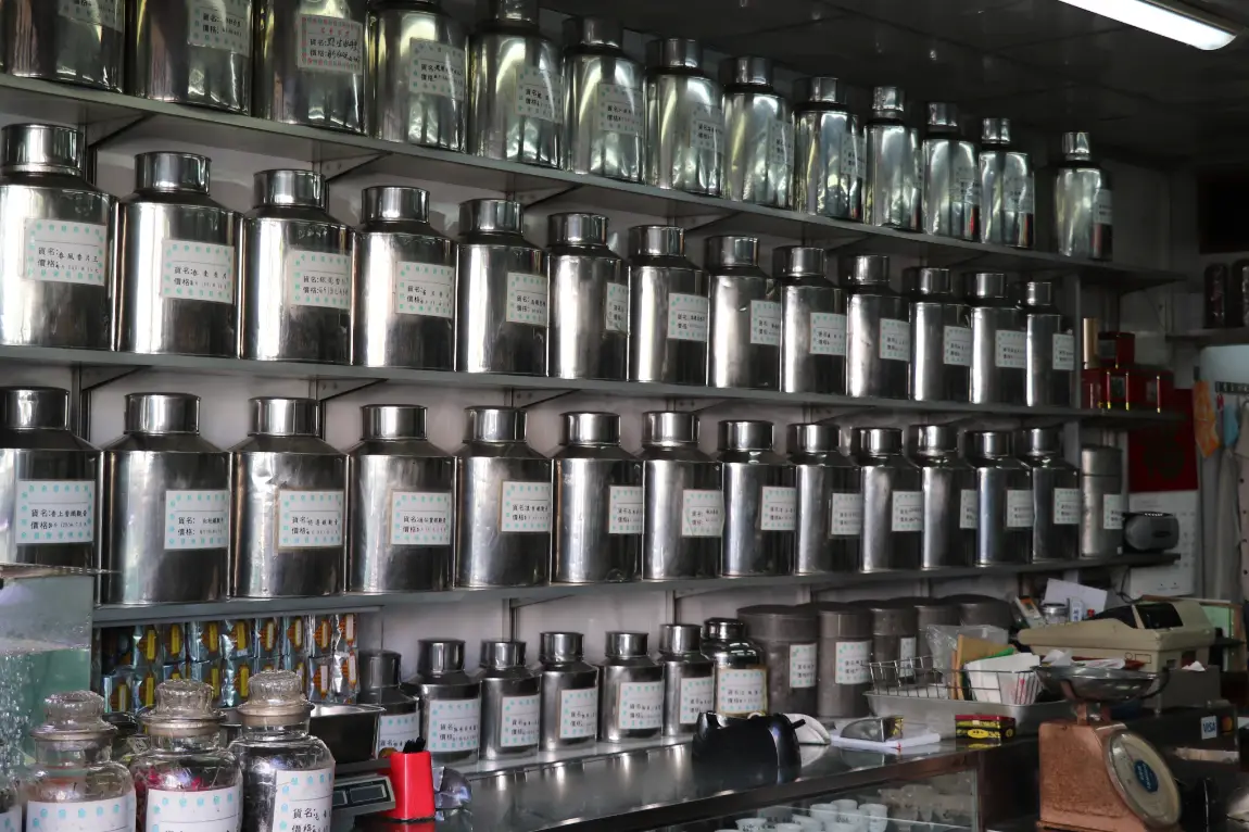 茗香茶莊店內錫製茶葉罐陳列，香港傳統老字號茶莊風貌 | Tin tea canisters at Ming Heung Tea Co., a heritage Hong Kong tea shop