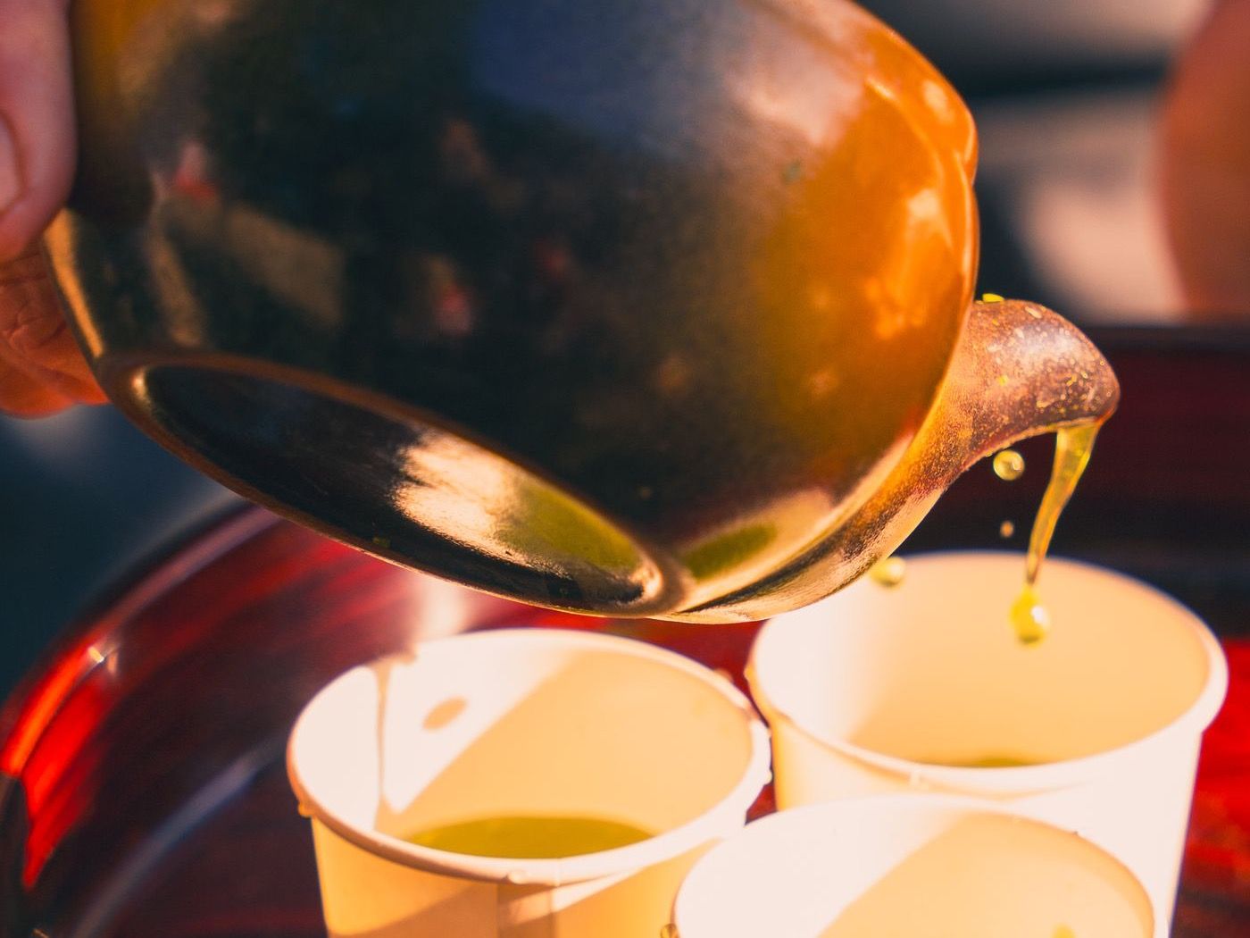 熱水注入玻璃杯沖泡龍井茶，茶葉在水中舒展 | Hot water poured into glass cup for Longjing tea brewing, tea leaves unfurling