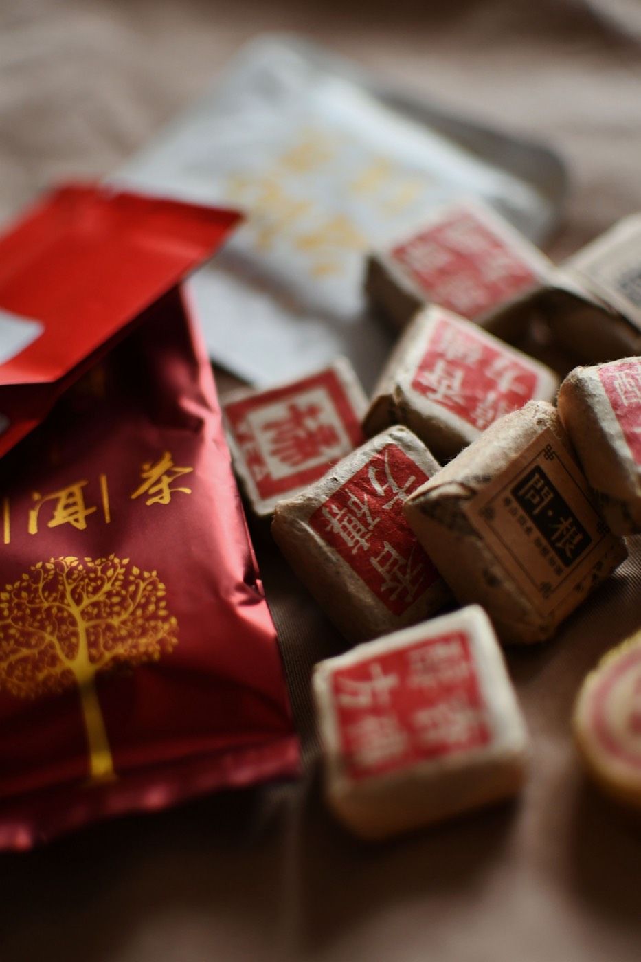 中國茶包與防偽印章展示，呈現傳統包裝辨偽細節 | Chinese tea packages and anti-counterfeit seals display showing traditional packaging authentication details