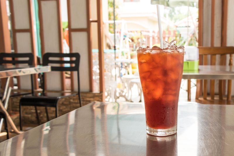 玻璃壺冰涼茶飲搭配吸管，散發夏日清爽氣息 | Glass pitcher iced tea with straw exuding refreshing summer vibe