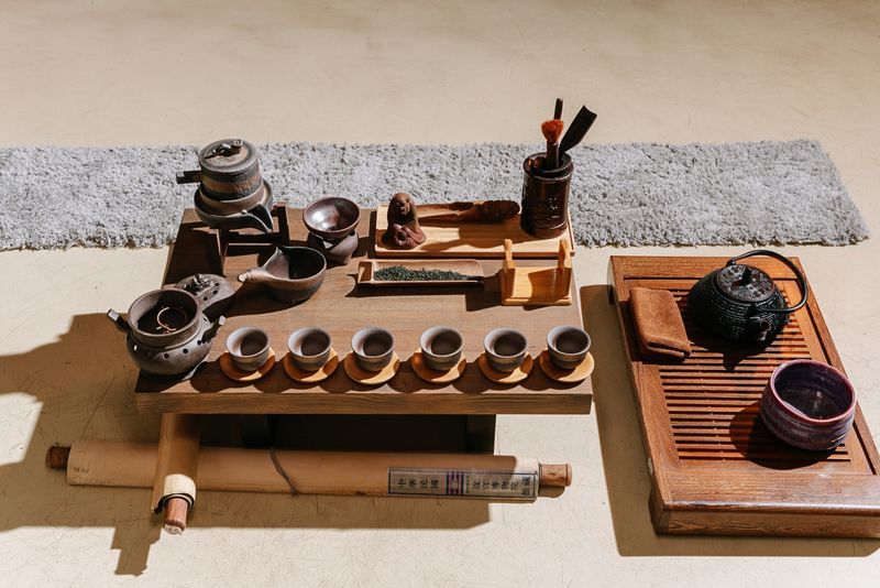 香港老字號英記茶莊店內陳列，展現百年花茶鐵觀音專業 | Heritage Ying Ji tea shop interior showcasing 140-year flower tea tradition