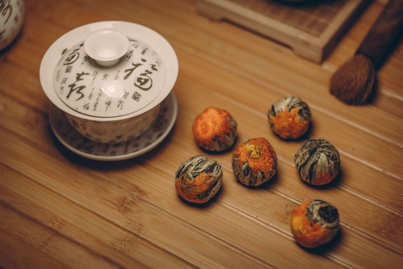 水仙烏龍茶傳統茶具盛裝,展現蘭花般優雅醇厚的茶湯 | Shui Xian oolong in traditional teaware with orchid-like elegance