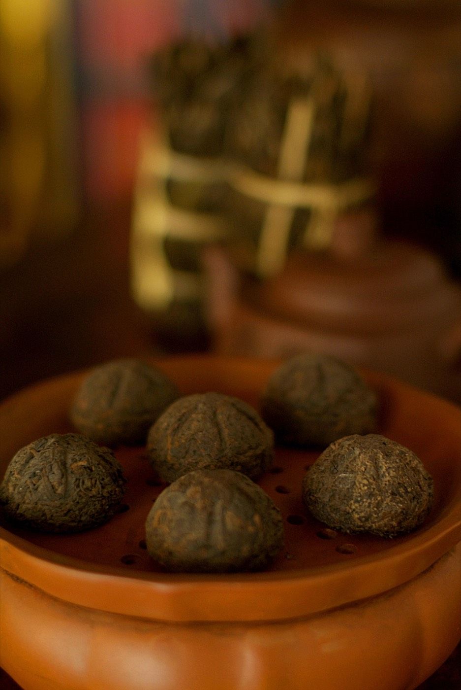 傳統普洱茶餅擺放於陶土托盤，展示生普收藏與陳化存放 | Traditional puer tea cakes displayed on clay tray showcasing raw puer collection and aging storage