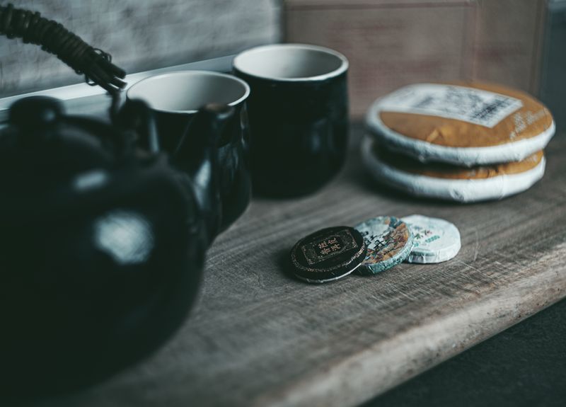 中國普洱茶品牌陳列展示，呈現大益中茶下關等知名品牌 | Chinese puer tea brand display showcasing Dayi, Zhongcha and Xiaguan brands