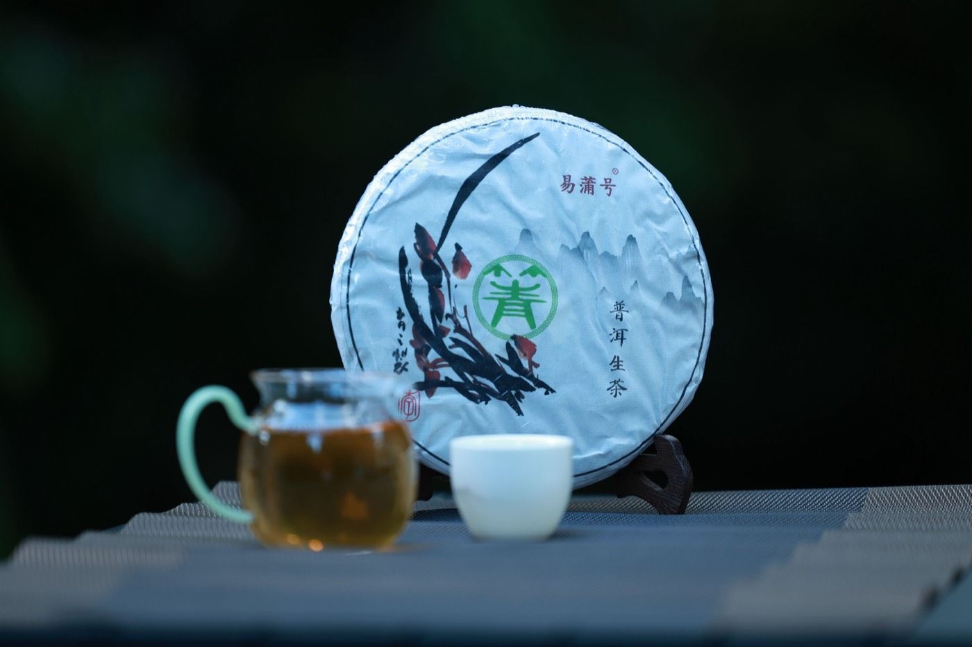 戶外普洱茶餅與玻璃茶壺佈置，散發溫暖冬日氣息 | Outdoor puer tea cake and glass teapot arrangement exuding warm winter atmosphere