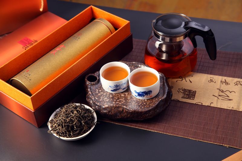黑茶茶餅與散茶陳列展示,呈現後發酵茶的醇厚質地 | Dark tea cake and loose leaf display showing aged fermentation character