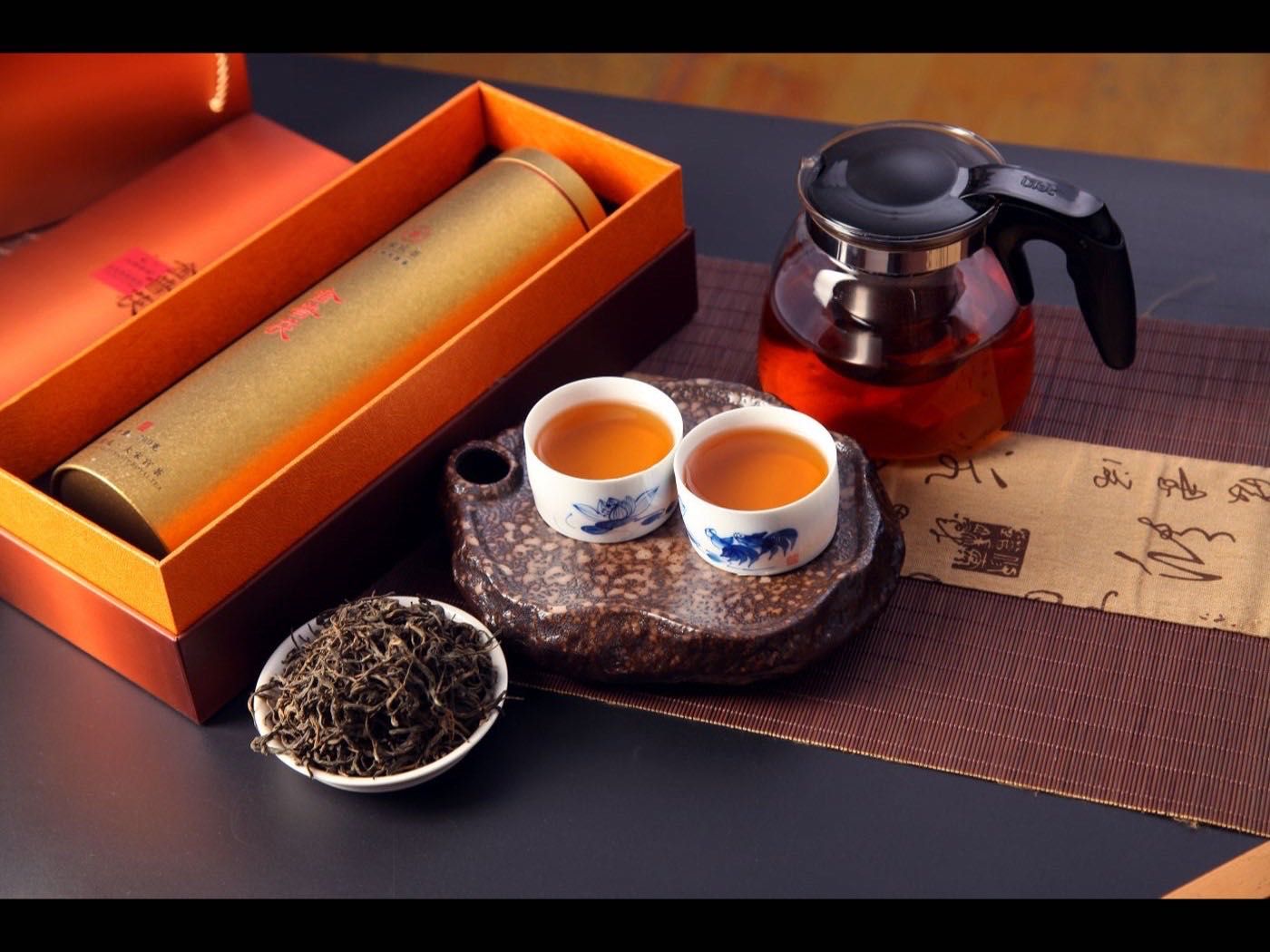 精緻禮盒與茶具平面擺設,展現送禮茶葉的體面與用心 | Exquisite gift box and teaware flat lay showcasing thoughtful tea gifting elegance
